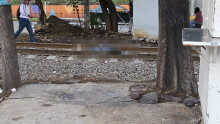 Paramédicos del ERUM confirmaron el fallecimiento del hombre tras ser arrollado por un tren en la alcaldía Gustavo A. Madero. (Foto: @antonioaranda_)