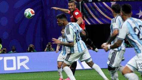 Cuti Romero marca el primer tanto para Argentina al 70'. EFE