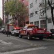 Policías, bomberos y peritos de la Fiscalía capitalina acudieron al conjunto habitacional donde fue localizado el cuerpo del adulto mayor. (Foto: @sector16nr)