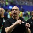 Hossam Hassan, técnico de Egipto, denuncia inconsistencias en arbitraje contra Argentina. EFE