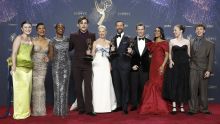 Fotografía de archivo del 14 de septiembre de 2026 que muestra a Noah Wyle (c-d); Katherine LaNasa (c-i), y el equipo de 'The Pitt', posando en la 77.ª ceremonia anual de los Premios Emmy, en Los Ángeles, California (EE.UU.). EFE/ Caroline Brehman