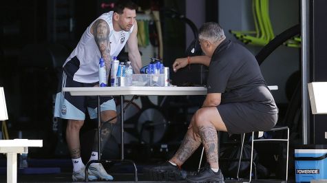 Leo Messi de Argentina habla con el presidente de la Asociación del Fútbol Argentino (AFA) Claudio 'Chiqui' Tapia (Foto EFE)