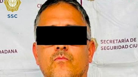 La SSC detuvo en Iztapalapa a un hombre presuntamente relacionado con el robo de 1.5 millones de pesos a una vivienda en Benito Juárez; durante la captura le aseguraron 170 dosis de aparente droga y un vehículo. (Foto:  SSC)
