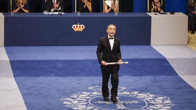 Fotografía de archivo donde el escritor japonés Haruki Murakami recoge en octubre de 2023 el Premio Letras durante la 43º edición de los Premios Princesa de Asturias. EFE/ Chema Moya