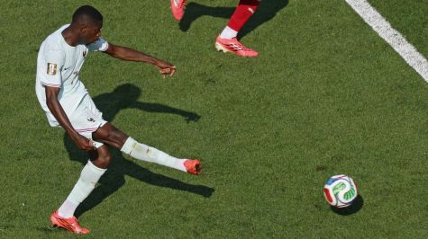 Ousmane Dembélé remata para marcar el segundo gol. EFE