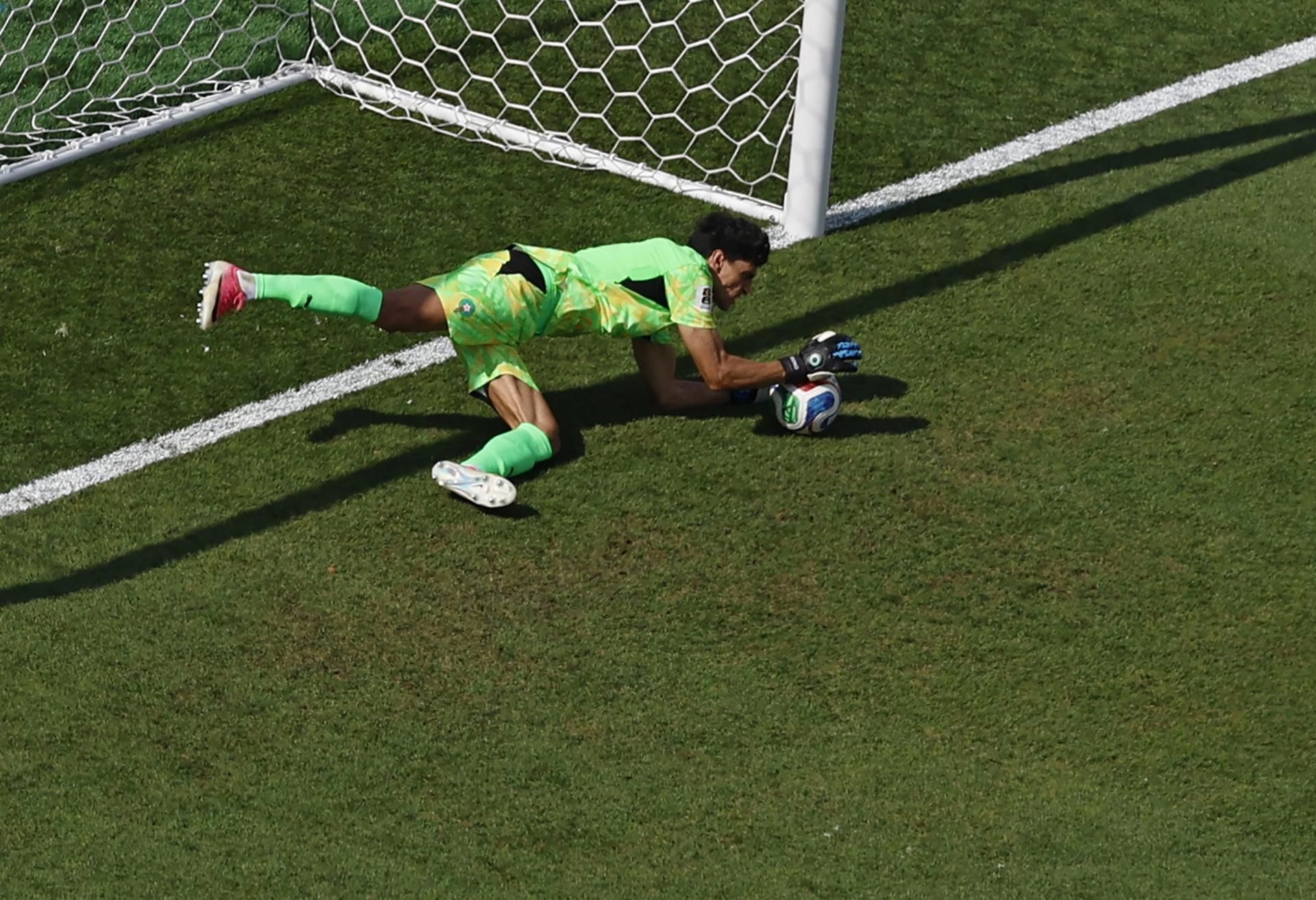 Yassine Bounou detiene penal a Mbappé. EFE