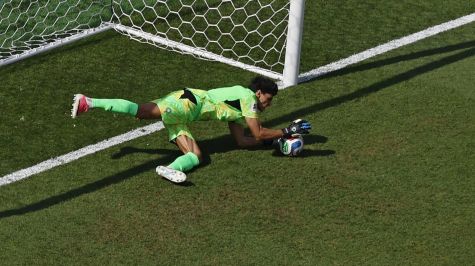 Yassine Bounou detiene penal a Mbappé. EFE