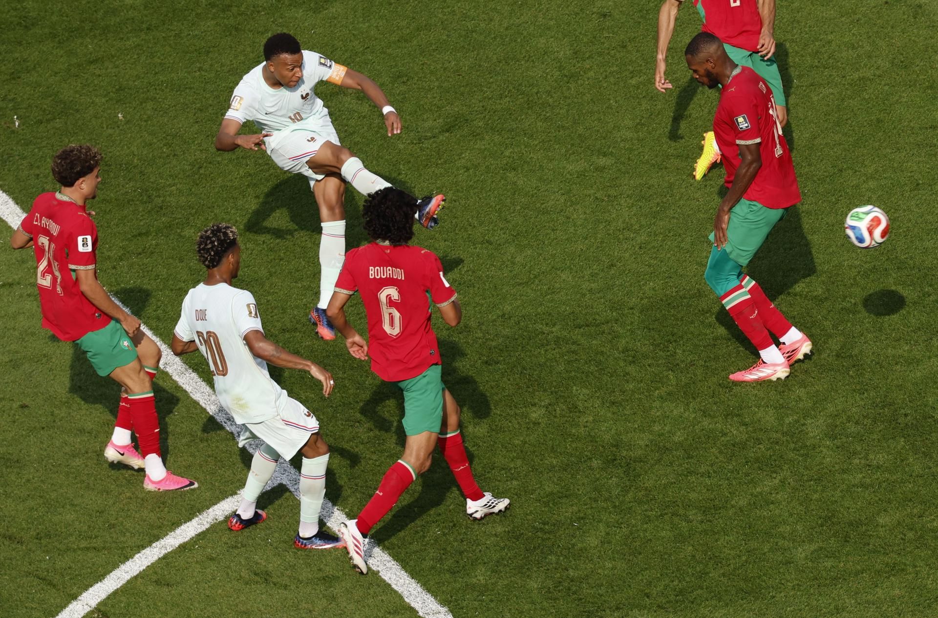 Kylian Mbappé tira a puerta para marcar el primer gol ante Marruecos. EFE