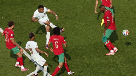 Kylian Mbappé tira a puerta para marcar el primer gol ante Marruecos. EFE