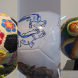 Del crochet a las semillas y hasta piezas tipo Lego: así lucen los 42 balones artesanales que ya pueden visitarse en la estación Pino Suárez del Metro. (Foto: @MetroCDMX )