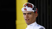 Isaac del Toro mantiene maillot blanco y disfruta su debut en el Tour