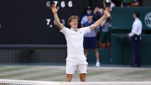 Sinner reina otra vez en Wimbledon tras remontar a Zverev