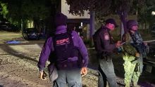 La escena del crimen fue resguardada por elementos de la Policía Estatal, Municipal y efectivos del Ejército Mexicano (Foto: @adiscusion)