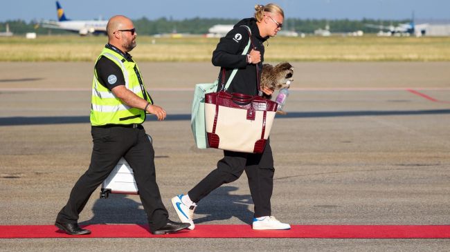 Haaland aterriza en Noruega con un mapache. EFE Haaland aterriza en Noruega con un mapache. EFE