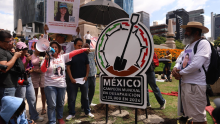 La estructura incluía la leyenda: "México, campeón mundial en desaparición. +135 mil en 2026", en referencia a las cifras oficiales de personas desaparecidas en el país. (Foto: Cuartoscuro)