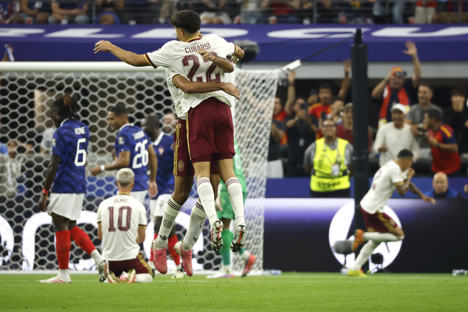 Festejan anotación del segundo gol ante Francia. EFE