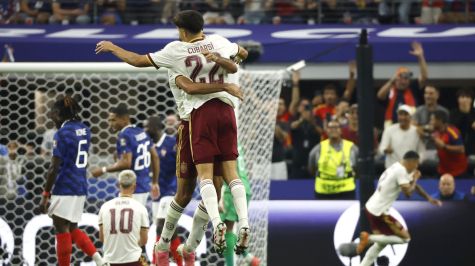 Festejan anotación del segundo gol ante Francia. EFE
