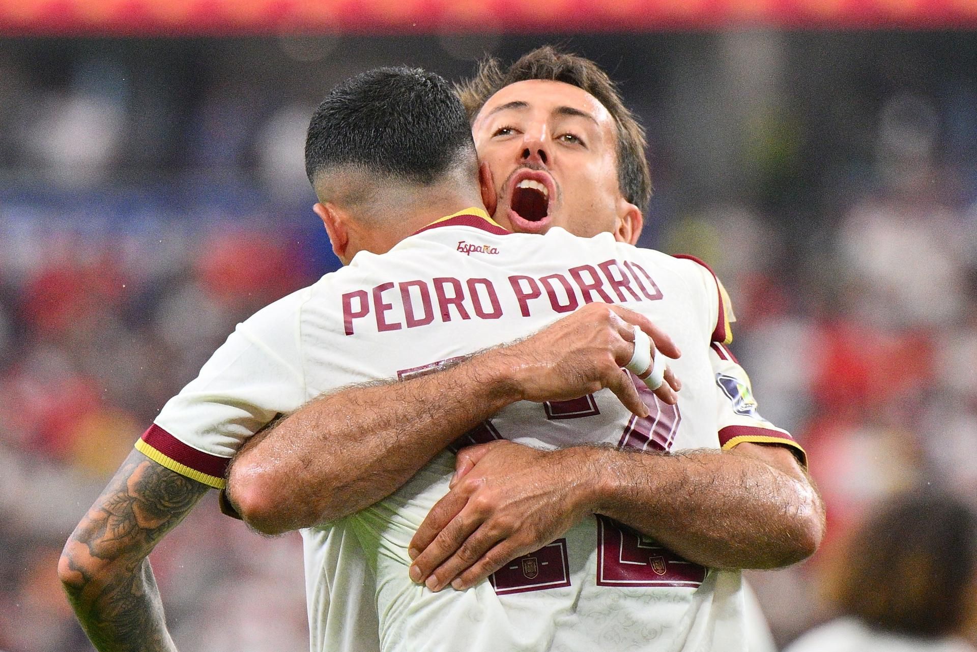 Festejan segundo gol de España en la semifinal ante Francia. EFE