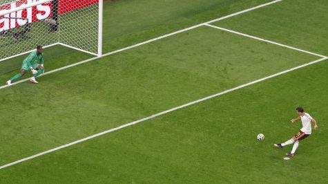 Oyarzabal marca el primer tanto ante Francia. EFE