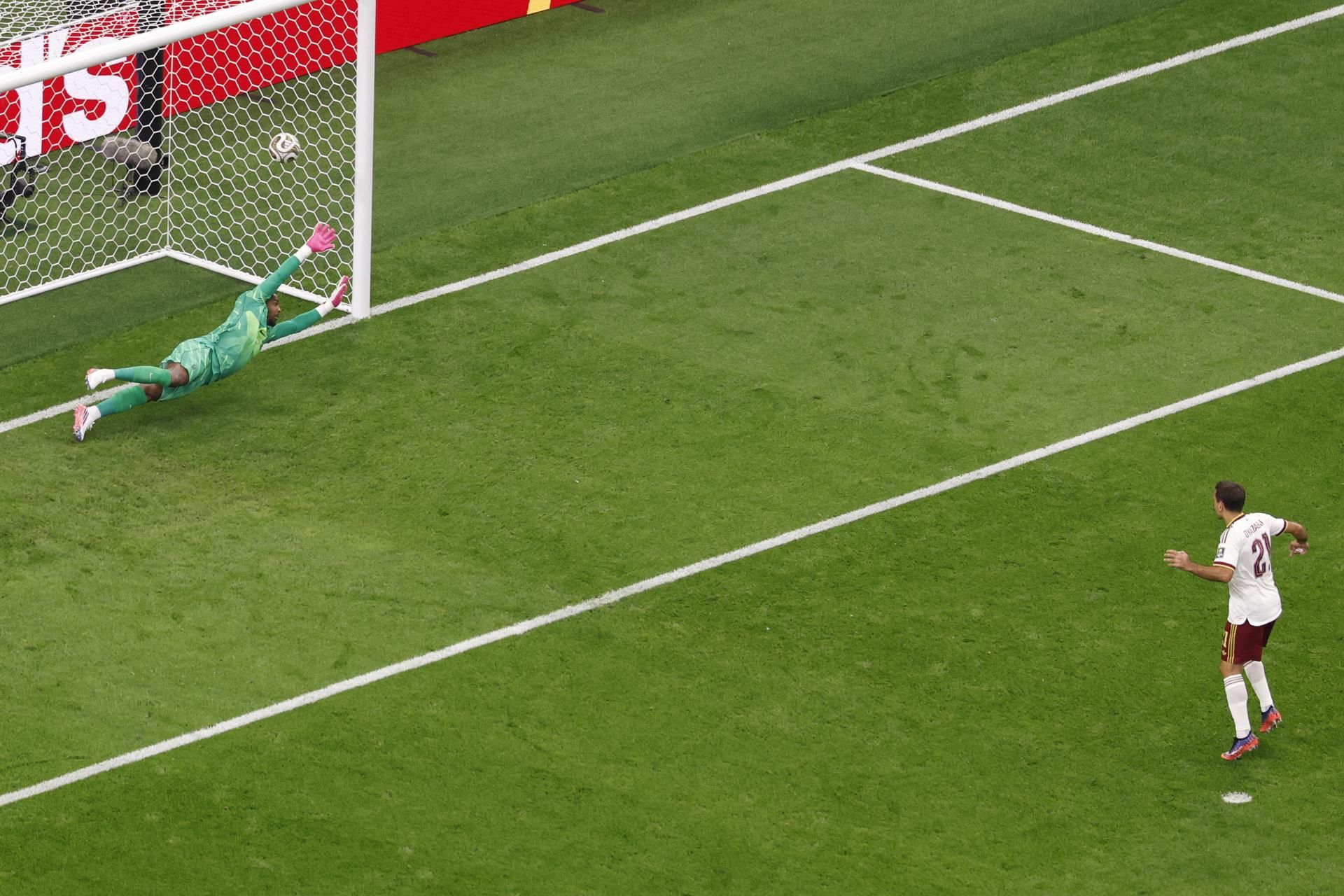 Oyarzabal cobra de manera perfecta el penal ante Francia. EFE