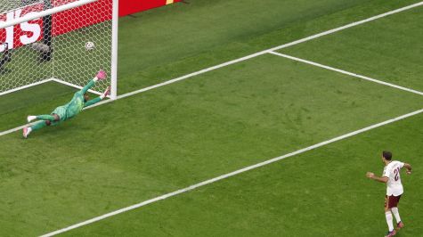 Oyarzabal cobra de manera perfecta el penal ante Francia. EFE
