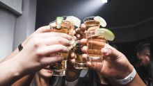 ¿Compraste tequila Gran Centenario? Cofepris alerta por producto falsificado vendido en línea. (Pexels)