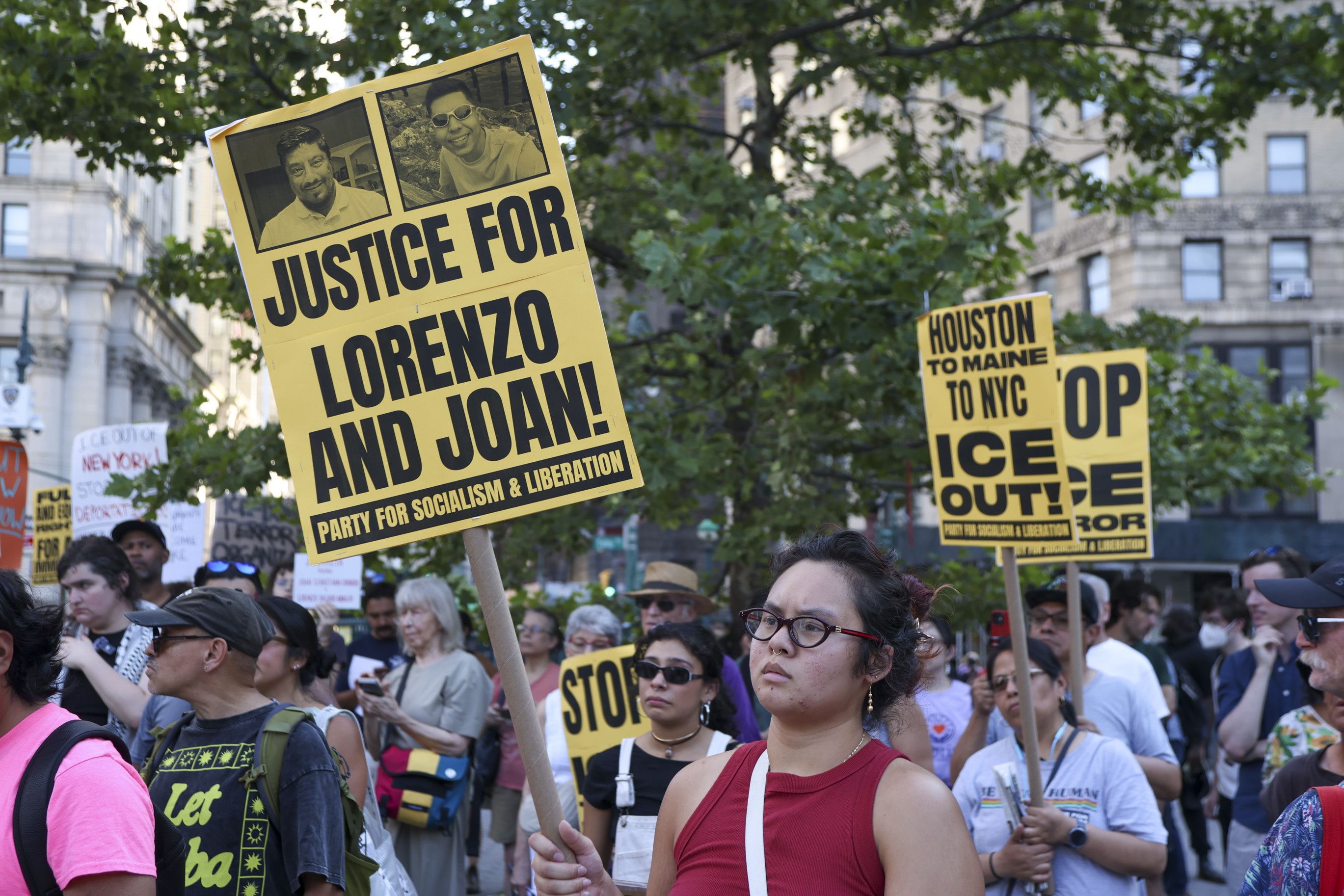 Un grupo de personas protestó este martes en Nueva York por las muertes de los dos inmigrantes fallecidos a manos del Servicio de Inmigración y Aduanas de EE.UU.