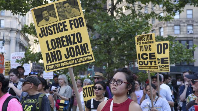 Un grupo de personas protestó este martes en Nueva York por las muertes de los dos inmigrantes fallecidos a manos del Servicio de Inmigración y Aduanas de EE.UU.