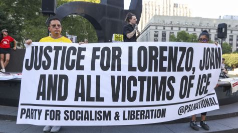 "Justicia para Lorenzo, Joan y todas las víctimas del ICE", decía una gran pancarta