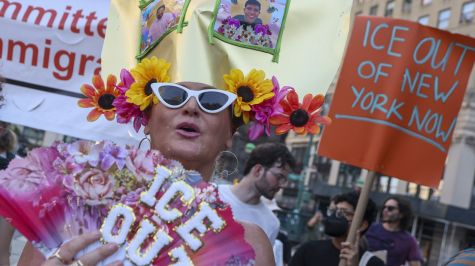 Un grupo de personas protestó este martes en Nueva York por las muertes de los dos inmigrantes fallecidos a manos del Servicio de Inmigración y Aduanas de EE.UU.