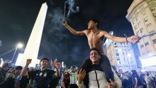Festejos en Buenos Aires tras el triunfo de Argentina contra Inglaterra (EFE)