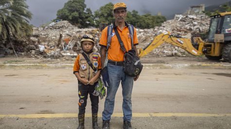 El menor salvó a dos mascotas, convirtiéndose así en un 'topito', como lo bautizaron los brigadistas mexicanos.