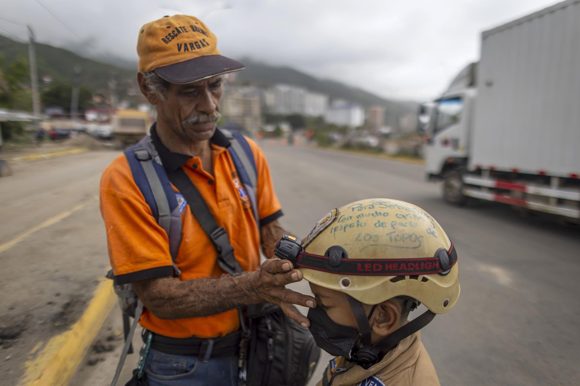 Sebastián Porta un casco con linterna, lentes de protección, un chaleco con la bandera venezolana 