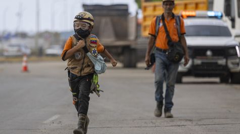 Su casco, de hecho, está firmado por los mexicanos: "Para Sebastián, con mucho cariño y respeto de parte de Los Topos"