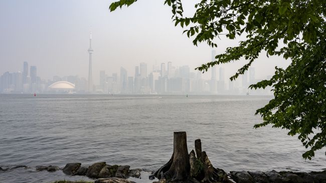 Postales apocalípticas de Toronto, Canadá, cubierta de humo por los más de 100 incendios forestales