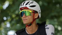 Isaac Del Toro se mantiene dentro de los 10 primeros lugares en el Tour de Francia. EFE