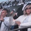 Con lightsticks en mano, los Macron disfrutan del concierto de BTS en París. (redes sociales) Con lightsticks en mano, los Macron disfrutan del concierto de BTS en París. (redes sociales)