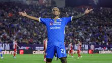 Gabriel 'Toro' Fernández anotó de penal el primer gol del Cruz Azul (Mexsport)
