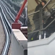 Un hombre subió al techo de un tren y caminó por las vías de la Línea B del Metro CDMX, provocando un corte de energía, suspensión parcial del servicio y retrasos de hasta 30 minutos. (Foto: Captura de pantalla / Especial)