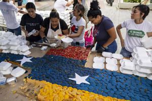 El "pastel más grande de Venezuela" llega a niños afectados por los terremotos. (EFE)