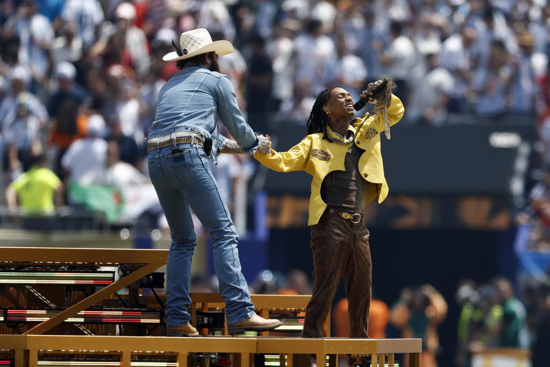 Los cantantes estadounidenses Post Malone (izquierda) y Swea Lee  (derecha) se presentan durante la ceremonia de clausura antes del partido final de la Copa Mundial de la FIFA 2026 entre España y Argentina, en East Rutherford, Nueva Jersey, EE. UU., 19 de julio de 2026. (España) EFE/EPA/WILL OLIVER