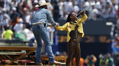 Los cantantes estadounidenses Post Malone (izquierda) y Swea Lee  (derecha) se presentan durante la ceremonia de clausura antes del partido final de la Copa Mundial de la FIFA 2026 entre España y Argentina, en East Rutherford, Nueva Jersey, EE. UU., 19 de julio de 2026. (España) EFE/EPA/WILL OLIVER