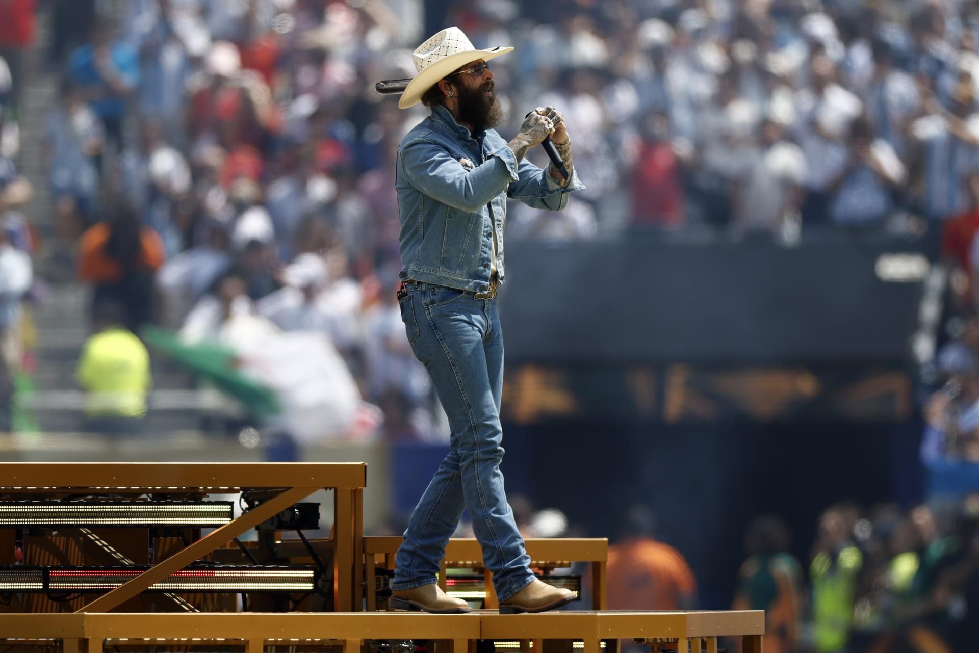 El cantante estadounidense Post Malone actúa durante la Ceremonia de Clausura antes del partido final de la Copa Mundial de la FIFA 2026 entre España y Argentina, en Nueva Jersey, EE. UU., el 19 de julio de 2026. (España) EFE/EPA/SARAH YENESEL