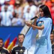  María Becerra canta el himno nacional argentino antes del partido final de la Copa Mundial de la FIFA 2026 entre España y Argentina, en Nueva Jersey, EE. UU., 19 de julio de 2026. (España) EFE/EPA/CHRISTOPHER NEUNDORF