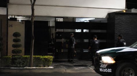 Según la dependencia, los delincuentes aprovechan la baja ocupación en las viviendas para implementar tácticas engañosas como el robo mediante el "Falso Repartidor" y la estafa telefónica conocida como "La Patrona" (Foto: Realizada con IA) Según la dependencia, los delincuentes aprovechan la baja ocupación en las viviendas para implementar tácticas engañosas como el robo mediante el "Falso Repartidor" y la estafa telefónica conocida como "La Patrona" (Foto: Realizada con IA)