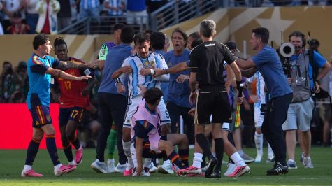 Conato de bronca entre jugadores de Argentina y España al término de la final de la Copa del Mundo 2026. EFE