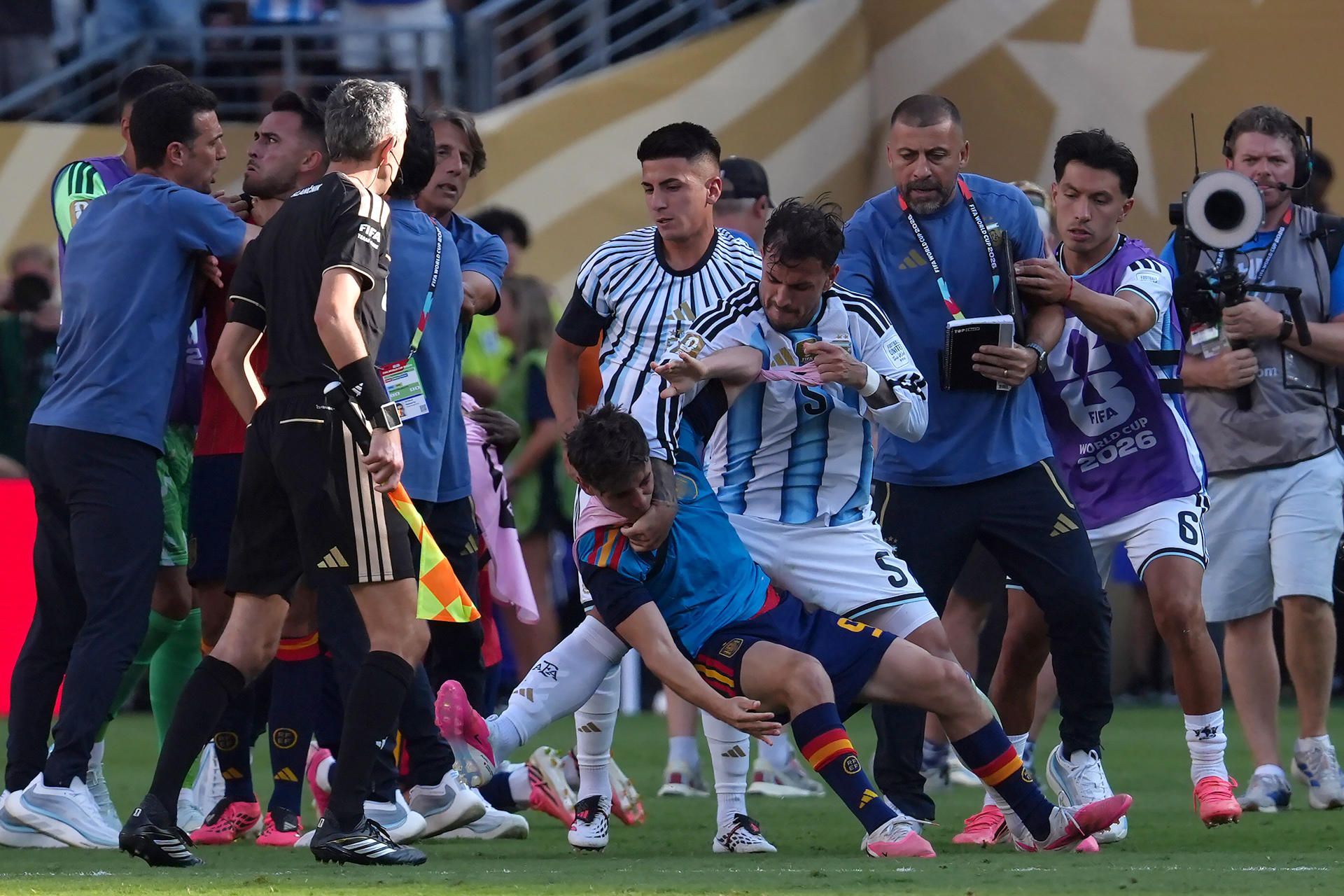 Leandro Paredes (Arg) agrede a jugador de España al término de la final de la Copa del Mundo. EFE