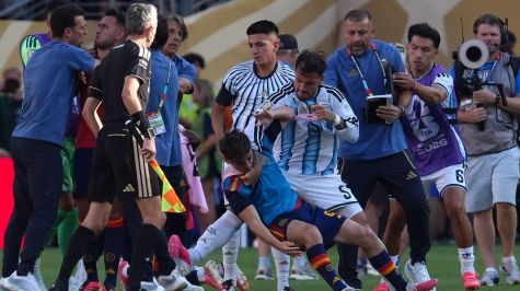 Leandro Paredes (Arg) agrede a jugador de España al término de la final de la Copa del Mundo. EFE