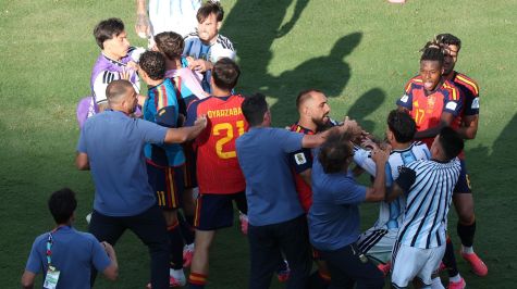 Inicio de conato de bronca entre jugadores de Argentina y España al término de la final de la Copa del Mundo. EFE