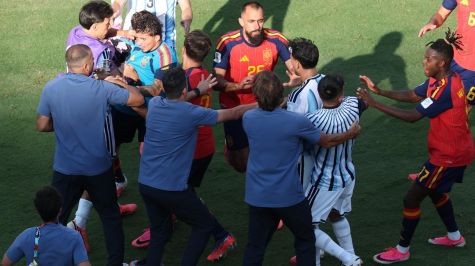 Jugadores intentan calmar el conato de bronca entre argentinos y españoles. EFE